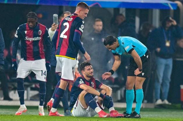 Bologna s Riccardo Orsolini shows signs of pain and The Referee of the match Serdar Gozubuyuk of Netherland during Bologna FC vs Borussia Dortmund, UEFA Champions League football match in Bologna, Italy, January 21 2025  Copyright: xAlessioxMarini IPAxSportx xipa-agency.netx xx IPA_53200937 IPA_Agency_IPA53200937