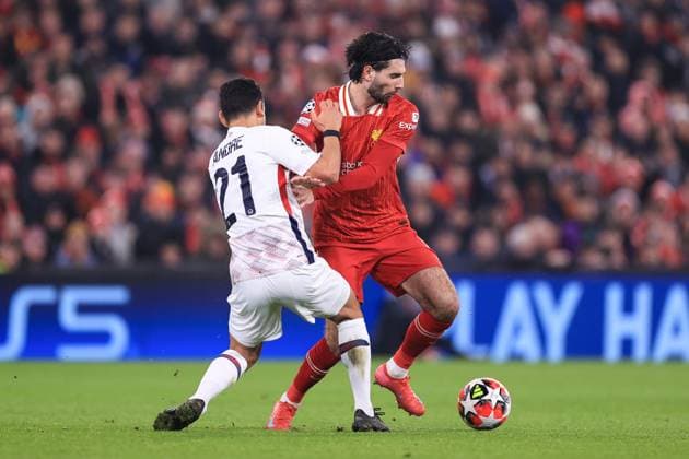 Fußball UEFA-Champions-League-Phase Liverpool gegen LOSC Lille 21. Januar 2025 UEFA-Champions-League-Phase Liverpool gegen LOSC Lille Benjamin Andre von Lille und Dominik Szoboszlai von Liverpool Foto Simon Stacpoole Abseits Liverpool UK  Copyright: xSimonxStacpoolexOffside