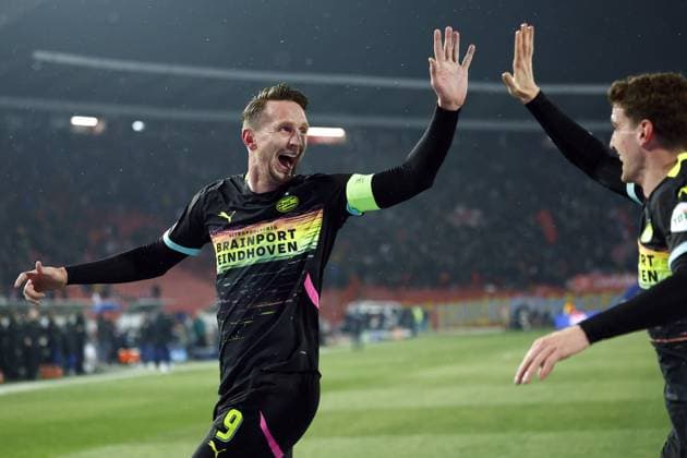 BELGRADO - (l-r) Luuk de Jong of PSV Eindhoven, Guus Til of PSV Eindhoven celebrate the 0-2 during the UEFA Champions League match between Red Star Belgrade and PSV Eindhoven at Stadion Rajko Mitic on Jan. 21, 2025 in Belgrade, Serbia. ANP SEM VAN DER WAL UEFA Champions League 2024 25 League Phase MD7 2024 25 xVIxANPxSportx xxANPxIVx 518032572 originalFilename: 518032572.jpg