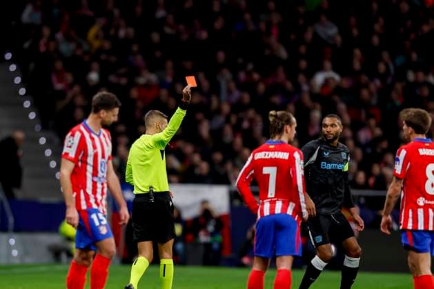 Referee Davide Massa show Pablo Barrios Atletico Madrid the red card during the UEFA Champions League 2024 25 League Phase MD7 match between Atletico de Madrid and Bayer 04 Leverkusen at Estadio Civitas Metropolitano on January 21, 2025 in Madrid, Spain Photo by Manu Reino DeFodi Images Defodi 071 ATMLEV20250121 042 Defodi-071