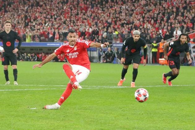 Portugal, Estadio do SL Benfica Lisbon 21 January 2025 Uefa Champions League phase 2024 25 Matchday 7, S L Benfica FC Barcelona v l Evangelos Pavlidis SL Benfica scores the goal to make it 3 1 Copyright: HMBxMedia FernandoxSoares