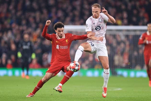Fußball UEFA-Champions-League-Phase Liverpool gegen LOSC Lille 21. Januar 2025 UEFA-Champions-League-Phase Liverpool gegen LOSC Lille Curtis Jones von Liverpool und Mitchel Bakker von Lille Foto Simon Stacpoole Abseits Liverpool UK  Copyright: xSimonxStacpoolexOffside