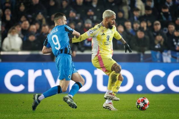 Club s Ferran Jutgla and Juventus? Douglas Luiz fight for the ball during a soccer game between Belgian Club Brugge KV and Italian club Juventus, Tuesday 21 January 2025 in Brugge, on the seventh day (out of 8) of the UEFA Champions League league phase. KURTxDESPLENTER  x110887037x
