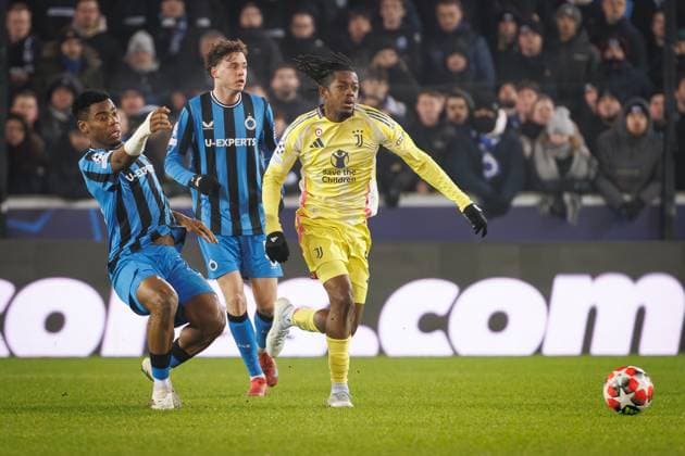 Club s Raphael Onyedika and Juventus Nicolas Gonzalez fight for the ball during a soccer game between Belgian Club Brugge KV and Italian club Juventus, Tuesday 21 January 2025 in Brugge, on the seventh day (out of 8) of the UEFA Champions League league phase. KURTxDESPLENTER  x110887046x