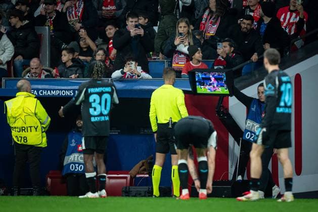 The referee looks at VAR during a UEFA Champions League match between Atletico de Madrid and Bayer Leverkusen at Riyadh Air Metropolitano in Madrid, Madrid, Spain, on January 21 2025. Photo by Felipe Mondino  Copyright: xFelipexMondino IPAxSportx xipa-agency.netx xx IPA_53202165 IPA_Agency_IPA53202165