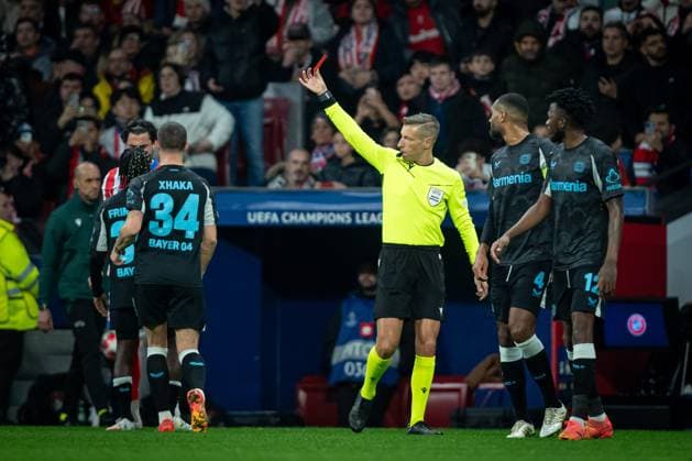 The referee shows the red card during a UEFA Champions League match between Atletico de Madrid and Bayer Leverkusen at Riyadh Air Metropolitano in Madrid, Madrid, Spain, on January 21 2025. Photo by Felipe Mondino  Copyright: xFelipexMondino IPAxSportx xipa-agency.netx xx IPA_53202170 IPA_Agency_IPA53202170