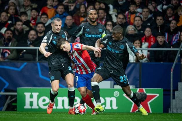 Julian Alvarez (Atletico de Madrid) battle for the ball during a UEFA Champions League match between Atletico de Madrid and Bayer Leverkusen at Riyadh Air Metropolitano in Madrid, Madrid, Spain, on January 21 2025. Photo by Felipe Mondino  Copyright: xFelipexMondino IPAxSportx xipa-agency.netx xx IPA_53202179 IPA_Agency_IPA53202179