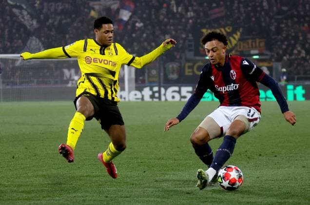Bologna s Dan Ndoye fights for the ball with Borussia s Julien Duranville during the Uefa Champions League soccer match between Bologna f.c. and Borussia Dortmund at & x201c;Renato Dall Ara& x201d; Stadium, Bologna, northern Italy, Tuesday, January 21, 2025. - Soccer - (Photo Michele Nucci - LaPresse)  Copyright: xMichelexNucci LaPressex