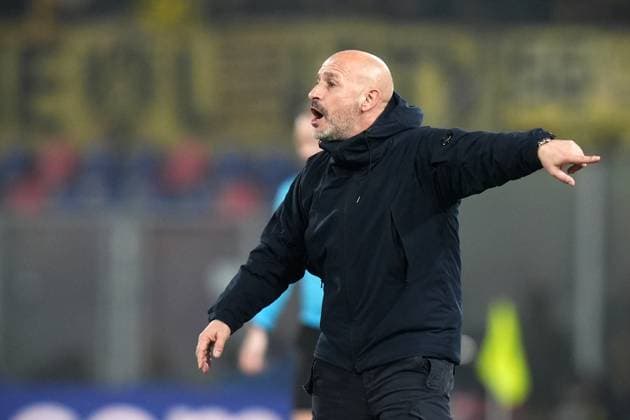 Bologna s head coach Vincenzo Italiano shouts instructions to his players during the Uefa Champions League 2024 2025 soccer match between Bologna and Dortmund at Renato Dall Ara Stadium - Soccer - Bologna, Italy - Tuesday January 21, 2024  Copyright: xMassimoxPaolone LaPressex