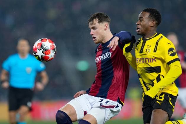 Bologna FC v Borussia Dortmund - UEFA Champions League 2024 25 Sam Beukema of Bologna FC and Jamie Jermaine Bynoe Gittens of Borussia Dortmund compete for the ball during the UEFA Champions League 2024 25 League Phase MD7 match between Bologna FC and Borussia Dortmund at Stadio Renato Dall™Ara on January 21, 2025 in Bologna, Italy. Bologna Stadio Renato Dall ARA Bologna Italy Copyright: xGiuseppexMaffiax UCL-Bologna-BorussiaDortmund_210125_BRU6971
