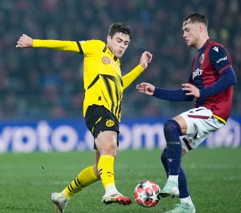 Bologna FC v Borussia Dortmund - UEFA Champions League 2024 25 Giovanni Reyna of Borussia Dortmund and Sam Beukema of Bologna FC compete for the ball during the UEFA Champions League 2024 25 League Phase MD7 match between Bologna FC and Borussia Dortmund at Stadio Renato Dall™Ara on January 21, 2025 in Bologna, Italy. Bologna Stadio Renato Dall ARA Bologna Italy Copyright: xGiuseppexMaffiax UCL-Bologna-BorussiaDortmund_210125_BRU0532