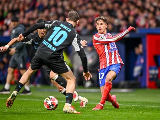 Florian Wirtz Bayer 04 Leverkusen and Giuliano Simeone Atletico de Madrid battle for the ball during the UEFA Champions League 2024 25 League Phase MD7 match between Atletico de Madrid and Bayer 04 Leverkusen at Estadio Civitas Metropolitano on January 21, 2025 in Madrid, Spain Photo by Harry Langer DeFodi Images Defodi 541 ATLBAY20250121 058 Defodi-541