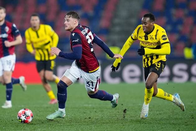 Bologna FC v Borussia Dortmund - UEFA Champions League 2024 25 Sam Beukema of Bologna FC and Jamie Jermaine Bynoe Gittens of Borussia Dortmund compete for the ball during the UEFA Champions League 2024 25 League Phase MD7 match between Bologna FC and Borussia Dortmund at Stadio Renato Dall™Ara on January 21, 2025 in Bologna, Italy. Bologna Stadio Renato Dall ARA Bologna Italy Copyright: xGiuseppexMaffiax UCL-Bologna-BorussiaDortmund_210125_BRU1138