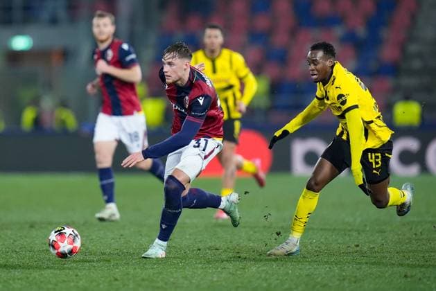 Bologna FC v Borussia Dortmund - UEFA Champions League 2024 25 Sam Beukema of Bologna FC and Jamie Jermaine Bynoe Gittens of Borussia Dortmund compete for the ball during the UEFA Champions League 2024 25 League Phase MD7 match between Bologna FC and Borussia Dortmund at Stadio Renato Dall™Ara on January 21, 2025 in Bologna, Italy. Bologna Stadio Renato Dall ARA Bologna Italy Copyright: xGiuseppexMaffiax UCL-Bologna-BorussiaDortmund_210125_BRU1146