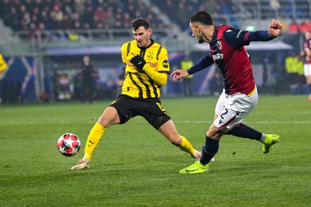 CALCIO - UEFA Champions League - Bologna FC vs Borussia Dortmund Borussia Dortmundâ??s Pascal Grob hindered by Bologna s Charalampos Lykogiannis during Bologna FC vs Borussia Dortmund, UEFA Champions League football match in Bologna, Italy, January 21 2025 Bologna Italy  Copyright: xIPAxSport ABACAx