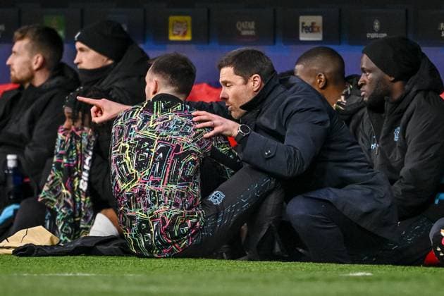 Aleix Garcia Bayer 04 Leverkusen and coach Xabi Alonso Bayer 04 Leverkusen gestures during the UEFA Champions League 2024 25 League Phase MD7 match between Atletico de Madrid and Bayer 04 Leverkusen at Estadio Civitas Metropolitano on January 21, 2025 in Madrid, Spain Photo by Harry Langer DeFodi Images Defodi 541 ATLBAY20250121 072 Defodi-541
