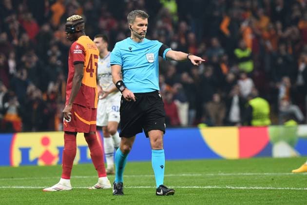 Referee Kristo Tohver consulted the VAR and pointed to the penalty spot in favor of Galatasaray during the UEFA Europa League 2024 25 League Phase MD7 match between Galatasaray A.S. and FC Dynamo Kyiv at Ali Sami Yen Spor Kompleksi Rams Park on January 21, 2025 in Istanbul, Turkey. (Photo by Seskimphoto ) Galatasaray v Dynamo Kyiv - UEFA Europa League 2024 25 League 