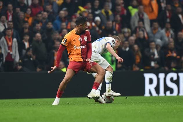 Kerem Demirbay (L) of Galatasaray and Vitali Buyalsky (R) of Dynamo Kyiv battle for the ball during the UEFA Europa League 2024 25 League Phase MD7 match between Galatasaray A.S. and FC Dynamo Kyiv at Ali Sami Yen Spor Kompleksi Rams Park on January 21, 2025 in Istanbul, Turkey. (Photo by Seskimphoto ) Galatasaray v Dynamo Kyiv - UEFA Europa League 2024 25 League 