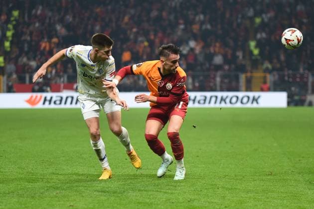 Yunus Akgun (R) of Galatasaray and Oleksandr Pikhalonok (L) of Dynamo Kyiv battle for the ball during the UEFA Europa League 2024 25 League Phase MD7 match between Galatasaray A.S. and FC Dynamo Kyiv at Ali Sami Yen Spor Kompleksi Rams Park on January 21, 2025 in Istanbul, Turkey. (Photo by Seskimphoto ) Galatasaray v Dynamo Kyiv - UEFA Europa League 2024 25 League 