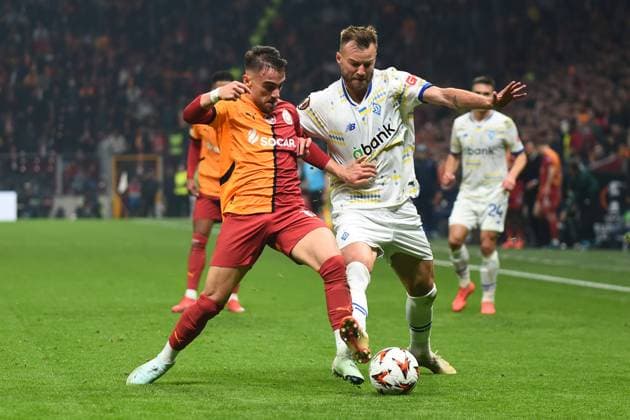 Yunus Akgun (L) of Galatasaray and Andriy Yarmolenko (R) of Dynamo Kyiv battle for the ball during the UEFA Europa League 2024 25 League Phase MD7 match between Galatasaray A.S. and FC Dynamo Kyiv at Ali Sami Yen Spor Kompleksi Rams Park on January 21, 2025 in Istanbul, Turkey. (Photo by Seskimphoto ) Galatasaray v Dynamo Kyiv - UEFA Europa League 2024 25 League 