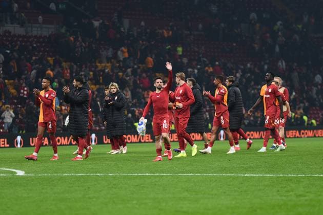 Galatasaray players are applauding their fans sadly after the UEFA Europa League 2024 25 League Phase MD7 match between Galatasaray A.S. and FC Dynamo Kyiv at Ali Sami Yen Spor Kompleksi Rams Park on January 21, 2025 in Istanbul, Turkey. (Photo by Seskimphoto ) Galatasaray v Dynamo Kyiv - UEFA Europa League 2024 25 League 