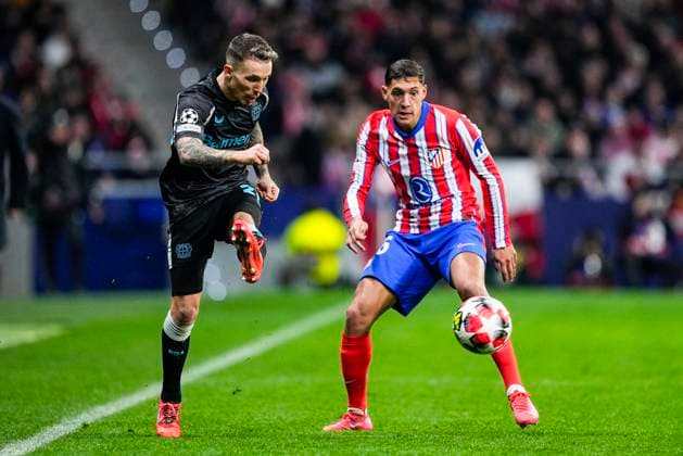 January 21, 2025, Madrid, Madrid, SPAIN: Alejandro Grimaldo of Bayer Leverkusen and Nahuel Molina of Atletico de Madrid in action during the UEFA Champions League 2024 25 League Phase MD7 match between Atletico de Madrid and Bayer 04 Leverkusen at Riyadh Air Metropolitano stadium on January 21, 2025, in Madrid, Spain. Madrid SPAIN - ZUMAa181 20250121_zaa_a181_196 Copyright: xOscarxJ.xBarrosox