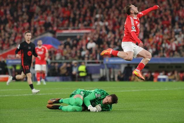 Portugal, Estadio do SL Benfica Lisbon 21. January 2025 Uefa Champions League phase 2024 25 Matchday 7, S.L.Benfica - FC Barcelona, Barca v.l. Torwart Wojciech Szczesny (FC Barcelona) , Muhammed Kerem Akturkoglu (SL Benfica) wird gefault Copyright: HMBxMedia FernandoxSoares