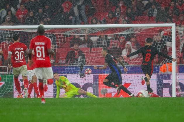 Sport Bilder des Tages Portugal, Estadio do SL Benfica Lisbon 21. January 2025 Uefa Champions League phase 2024 25 Matchday 7, S.L.Benfica - FC Barcelona, Barca v.l., Raphinha (FC Barcelona) schiesst das Tor zum 4:5, Torwart Anatoliy Trubin (S.L.Benfica) Copyright: JoaquimxFerreira