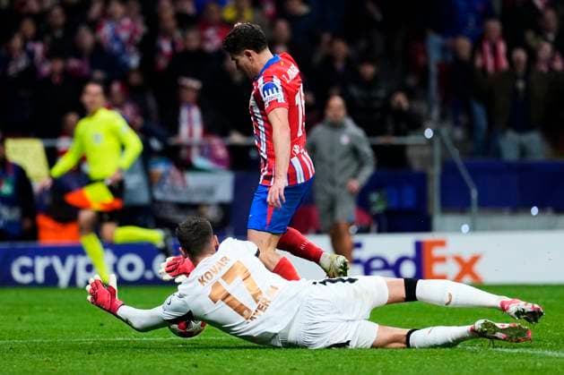Atletico de Madrid vs Bayer Leverkusen Julian Alvarez of Atletico de Madrid and Matej Kovar of Bayer Leverkusen during Atletico de Madrid vs Bayer Leverkusen at Riyadh Air Metropolitano Stadium on January 21st 2025  Copyright: xSenis-Cebolla ALFAQUIx