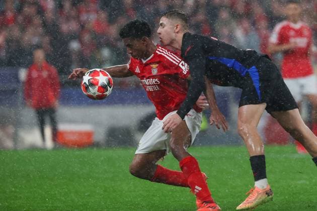 Portugal, Estadio do SL Benfica Lisbon 21 January 2025 Uefa Champions League phase 2024 25 Matchday 7, S L Benfica FC Barcelona v l , Leandro Barreiro S L Benfica , Pablo Torre FC Barcelona Duel, Action, Action, Battles for the Ball Copyright: JoaquimxFerreira