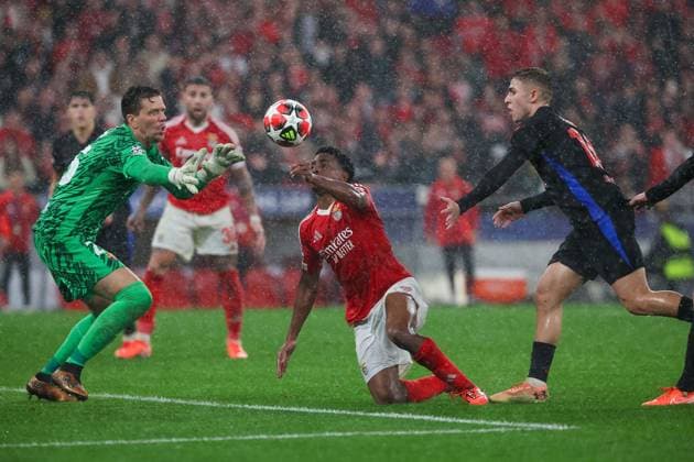 Portugal, Estadio do SL Benfica Lisbon 21 January 2025 Uefa Champions League phase 2024 25 Matchday 7, S L Benfica FC Barcelona v l , Goalkeeper Wojciech Szczesny FC Barcelona , Leandro Barreiro S L Benfica , Pablo Torre FC Barcelona Duel, Action, Action, Battles for the Ball Copyright: JoaquimxFerreira