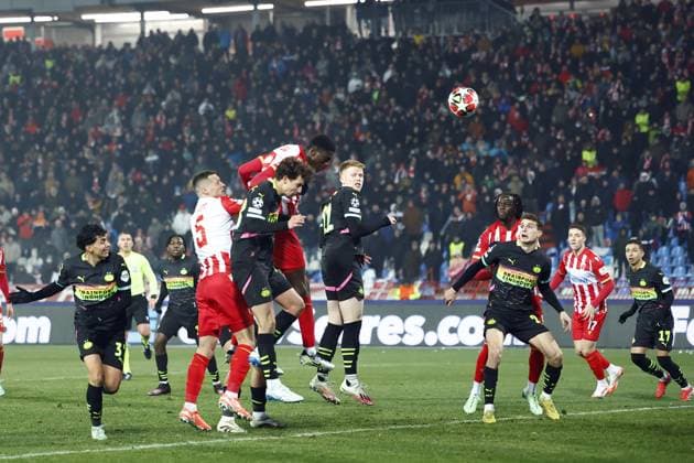 BELGRADO - Nasser Djiga of Red Star Belgrade scores the 2-3. (l-r) Uros Spajic of Red Star Belgrade , Olivier Boscagli of PSV Eindhoven, Nasser Djiga of Red Star Belgrade, Jerdy Schouten of PSV Eindhoven during the UEFA Champions League match between Red Star Belgrade and PSV Eindhoven at Stadion Rajko Mitic on Jan. 21, 2025 in Belgrade, Serbia. ANP SEM VAN DER WAL UEFA Champions League 2024 25 League Phase MD7 2024 25 xVIxANPxSportx xxANPxIVx 518038686 originalFilename: 518038686.jpg