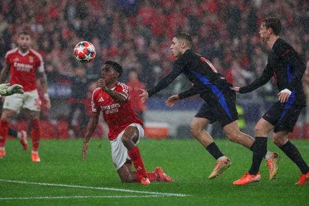 Portugal, Estadio do SL Benfica Lisbon 21 January 2025 Uefa Champions League phase 2024 25 Matchday 7, S L Benfica FC Barcelona v l , Leandro Barreiro S L Benfica , Pablo Torre FC Barcelona Duel, Action, Action, Battles for the Ball Copyright: JoaquimxFerreira