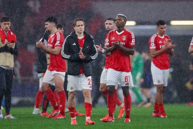 Portugal, Estadio do SL Benfica Lisbon 21 January 2025 Uefa Champions League phase 2024 25 Matchday 7, S L Benfica FC Barcelona v l , player of S L Benfica disappointed, disappointed looking, dissapointed, sad, frustrated, frustrated, frustrated, thanks the fans, thanks team after the match, after the match thanks the fans, applauds the fans Copyright: JoaquimxFerreira