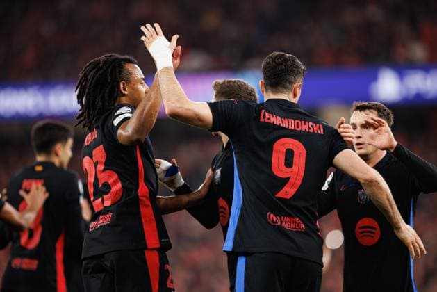 Team of FC Barcelona, Barca seen celebrating after goal from Robert Lewandowski during UEFA Champions League game between teams of SL Benfica and FC Barcelona (Maciej Rogowski) Lisboa Estadio Da Luz Portugal Copyright: xMaciejxRogowskix slbfcb2425-10