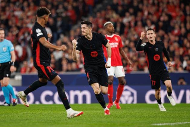 Team of FC Barcelona, Barca seen celebrating after goal from Robert Lewandowski during UEFA Champions League game between teams of SL Benfica and FC Barcelona (Maciej Rogowski) Lisboa Estadio Da Luz Portugal Copyright: xMaciejxRogowskix slbfcb2425-11