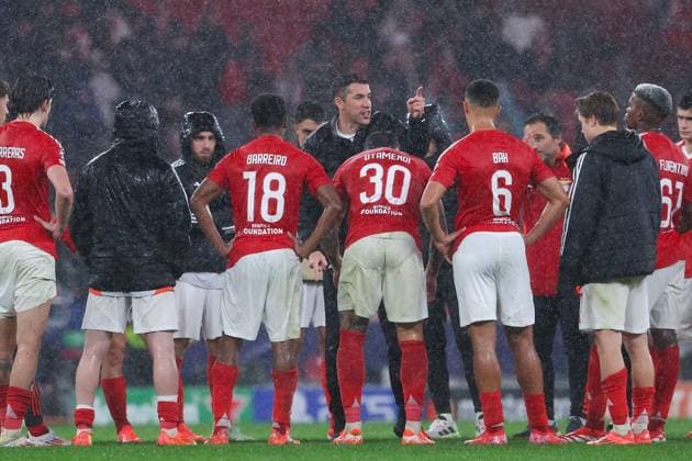 Portugal, Estadio do SL Benfica Lisbon 21 January 2025 Uefa Champions League phase 2024 25 Matchday 7, S L Benfica FC Barcelona v l , Coach Head Coach Bruno Lage S L Benfica speaks to the team after the game, disappointed, disappointed looking, dissapointed, sad, frustrated, frustrated, frustrated, gives instructions, gesticulates, gesticulate with arms gives instructions, gesticulate Copyright: JoaquimxFerreira