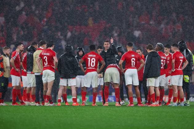 Portugal, Estadio do SL Benfica Lisbon 21 January 2025 Uefa Champions League phase 2024 25 Matchday 7, S L Benfica FC Barcelona v l , Coach Head Coach Bruno Lage S L Benfica speaks to the team after the match, disappointed, disappointed looking, dissapointed, sad, frustrated, frustrated, frustrated, gives instructions, gesticulates, gesticulate with arms gives instructions, gesticulate Copyright: JoaquimxFerreira