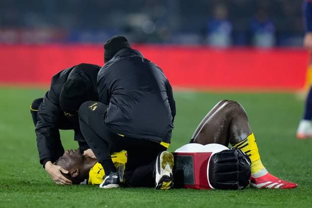 Sport Bilder des Tages Bologna FC v Borussia Dortmund - UEFA Champions League 2024 25 Serhou Guirassy of Borussia Dortmund lies down injured during the UEFA Champions League2024 25 League Phase MD7 match between Bologna FC and Borussia Dortmund at Stadio Renato Dall™Ara on January 21, 2025 in Bologna, Italy. Bologna Stadio Renato Dall ARA Bologna Italy Copyright: xGiuseppexMaffiax UCL-Bologna-BorussiaDortmund_210125_BRU4145