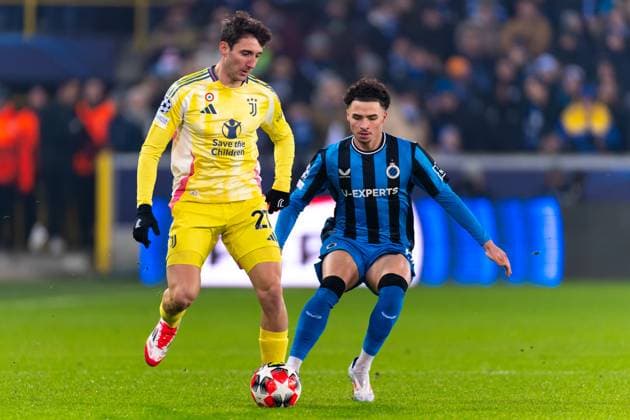 2025-01-21 Club Brugge KV v Juventus - UEFA Champions League 2024 25 League Phase MD7 BRUGES, BELGIUM - JANUARY 21: Andrea Cambiaso of Juventus battles for the ball with Chemsdine Talbi of Club Brugge KV during the UEFA Champions League 2024 25 League Phase MD7 match between Club Brugge KV and Juventus at Jan Breydelstadion on January 21, 2025 in Bruges, Belgium. (Photo by Joris Verwijst BSR Agency) Bruges Belgium Content not available for redistribution in The Netherlands directly or indirectly through any third parties. Copyright: xBSRxAgencyx