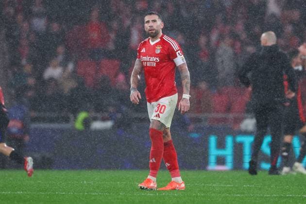 Portugal, Estadio do SL Benfica Lisbon 21 January 2025 Uefa Champions League phase 2024 25 Matchday 7, S L Benfica FC Barcelona v l , Nicolas Otamendi S L Benfica disappointed, disappointed looking, dissapointed, sad, frustrated, frustrated, frustrated after the end of the game Copyright: JoaquimxFerreira