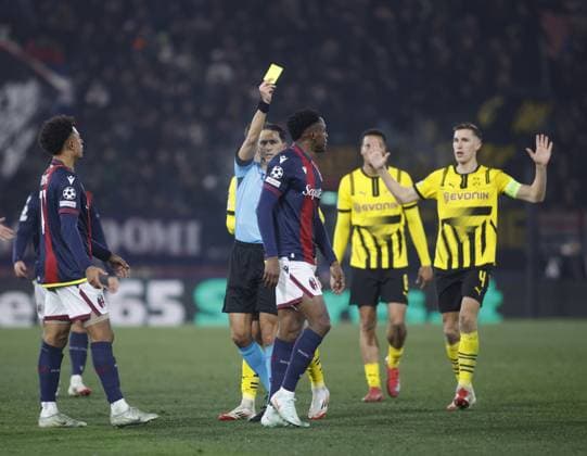 Refree showing a yellow card to Jhon Lucumi of Bologna FC during the IUefa Champions League, 2024 25 season, football match between Bologna FC 1909 and Borussia Dortmund on 21 January 2025 at Renato Dallâ??Ara Stadium, Bologna, Italy. Photo Nderim Kaceli  Copyright: xNderimxKaceli IPAxSportx xipa-agency.netx xx IPA_53204680 IPA_Agency_IPA53204680