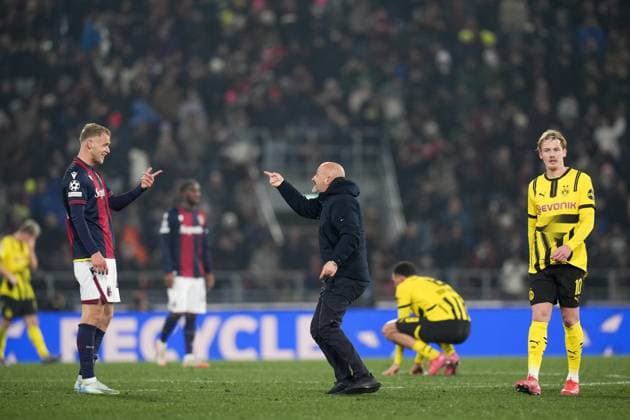 Sport Bilder des Tages Bologna s head coach Vincenzo Italiano celebrates the victory with Bologna s Jens Odgaard at the end of the Uefa Champions League 2024 2025 soccer match between Bologna and Dortmund at Renato Dall Ara Stadium - Soccer - Bologna, Italy - Tuesday January 21, 2024  Copyright: xMassimoxPaolone LaPressex