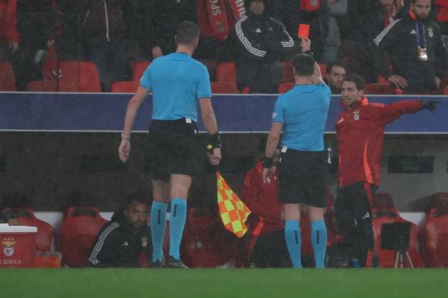 Portugal, Estadio do SL Benfica Lisbon 21 January 2025 Uefa Champions League phase 2024 25 Matchday 7, S L Benfica FC Barcelona v l , Arthur Cabral S L Benfica get the red card from referee, Danny Makkelie NED Copyright: JoaquimxFerreira