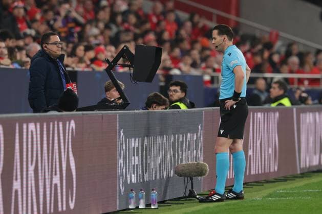 Portugal, Estadio do SL Benfica Lisbon 21 January 2025 Uefa Champions League phase 2024 25 Matchday 7, S L Benfica FC Barcelona v l Referee Dann Makkelie looks at the VAR to see if it is a penalty kick Copyright: HMBxMedia FernandoxSoares