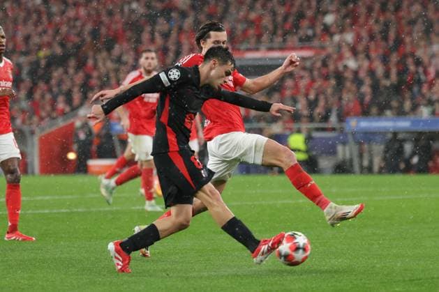 Portugal, Estadio do SL Benfica Lisbon 21 January 2025 Uefa Champions League phase 2024 25 Matchday 7, S L Benfica FC Barcelona v l Pedri FC Barcelona in a duel with Alvaro Carreras SL Benfica Copyright: HMBxMedia FernandoxSoares