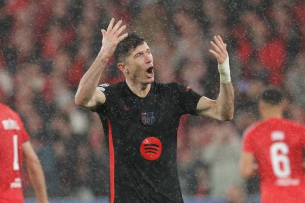 Portugal, Estadio do SL Benfica Lisbon 21 January 2025 Uefa Champions League phase 2024 25 Matchday 7, S L Benfica FC Barcelona v l Robert Lewandowski FC Barcelona cheer on the fans Copyright: HMBxMedia FernandoxSoares
