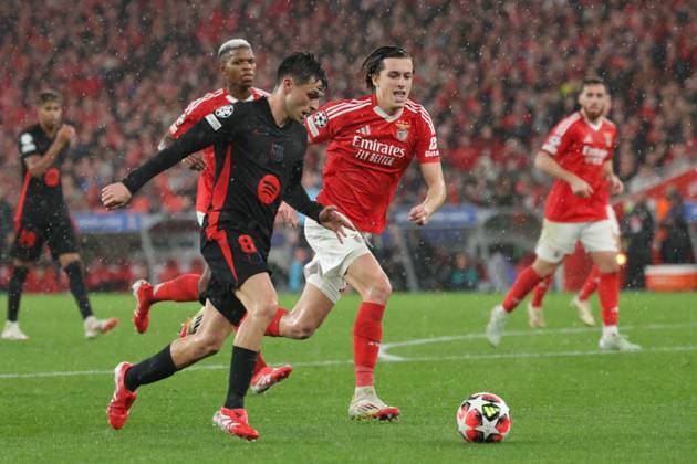 Portugal, Estadio do SL Benfica Lisbon 21 January 2025 Uefa Champions League phase 2024 25 Matchday 7, S L Benfica FC Barcelona v l Pedri FC Barcelona in a duel with Alvaro Carreras SL Benfica Copyright: HMBxMedia FernandoxSoares