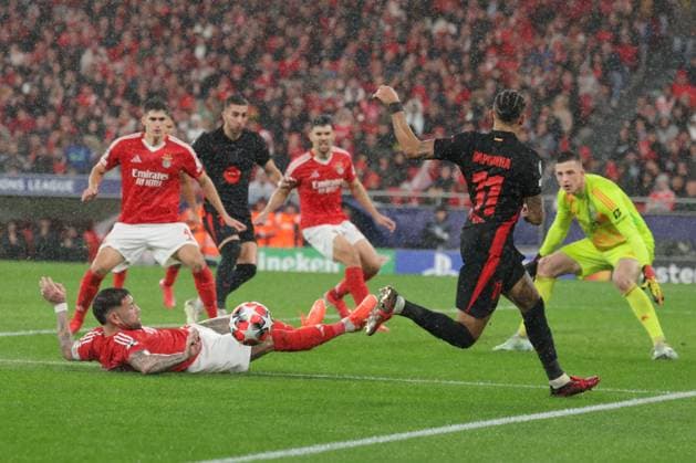 Portugal, Estadio do SL Benfica Lisbon 21 January 2025 Uefa Champions League phase 2024 25 Matchday 7, S L Benfica FC Barcelona v l Nicolas Otamendi SL Benfica ligt on the ground Copyright: HMBxMedia FernandoxSoares