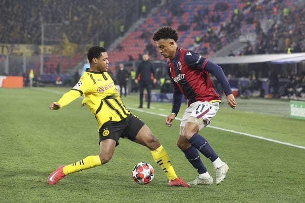 CALCIO - UEFA Champions League - Bologna FC vs Borussia Dortmund Dan Ndoye of Bologna FC battle for the ball with Julien Duranville of Borussia Dortmund during Bologna BFC vs Borussia Dortmund, 7Â° round of Chanpions League 2024-25, game at Renato Dall Ara stadiumo in Bologna (BG), Italy, on January 21, 2024. Bologna Italy  Copyright: xIPAxSport ABACAx